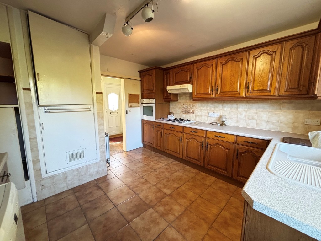 Lot: 134 - DETACHED BUNGALOW - Kitchen with tiled floor